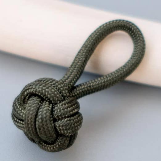 Khaki grøn paracord nøglering for engroshandel hos La Fabrique du Noeud