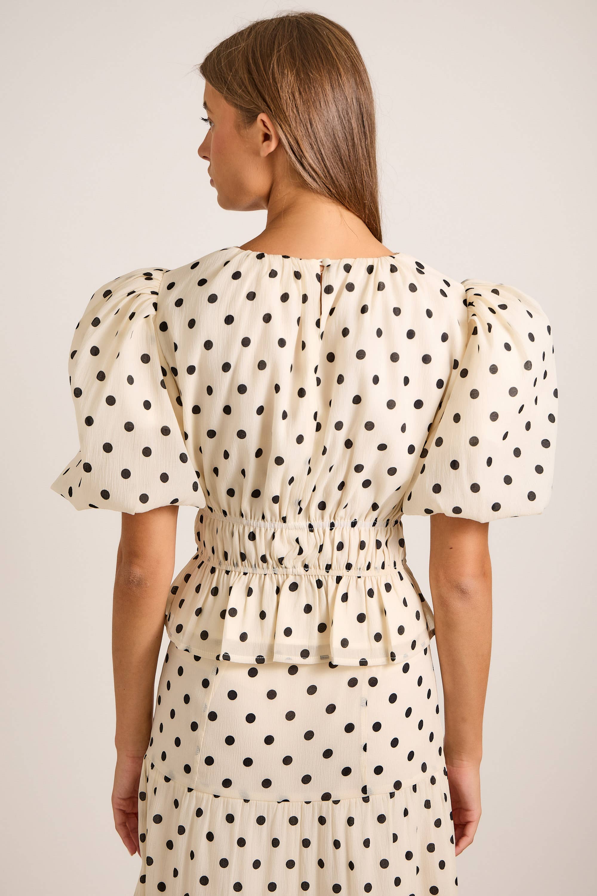 ELFENBEINFARBEN/ Bluse mit Rundhalsausschnitt und Blasenärmeln für den Großhandel auf Faire1