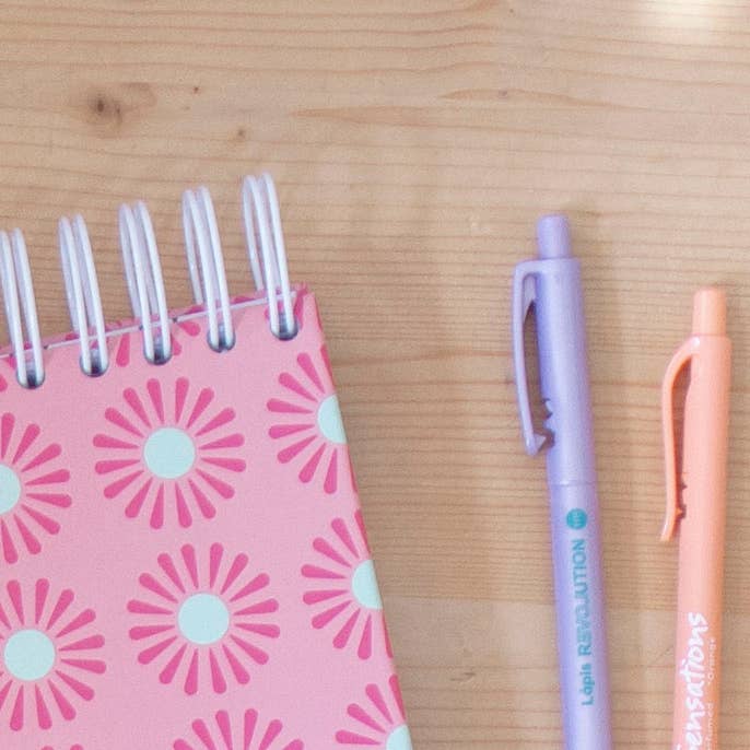 Rosa com Canela - Wholesale Notitieboekje - A6 notitieboek met bovenaan stevige witte ringen, roze lotusmotief1