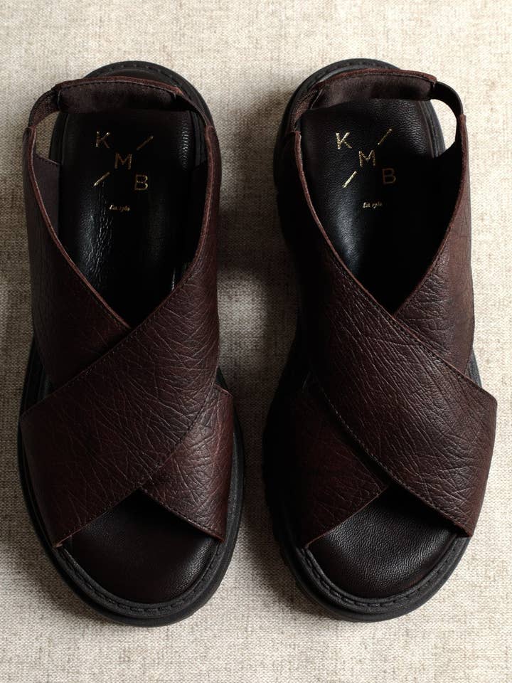 DAFNE CHOCOLATE - Sandaler med korsade remmar och kraftig sula för wholesale av KMB Shoes