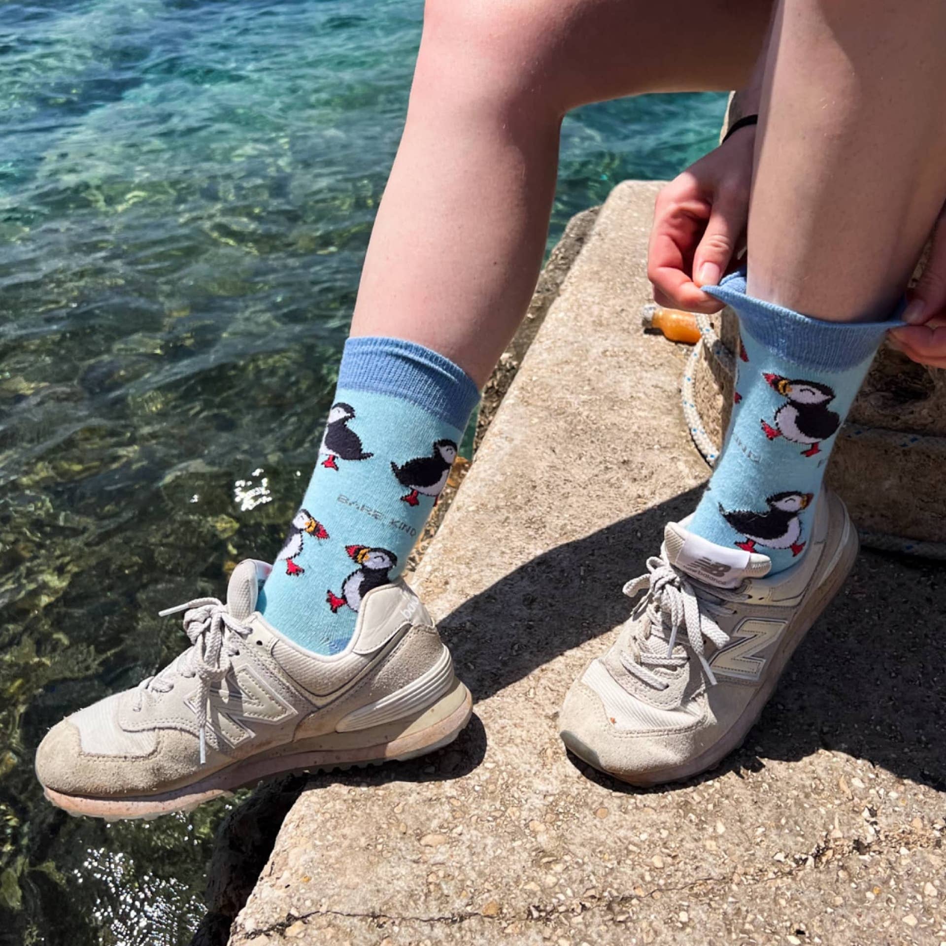 Bare Kind Socks – Meias - Unissexo por atacado – Meias Puffin de Bambu em Azul Claro7