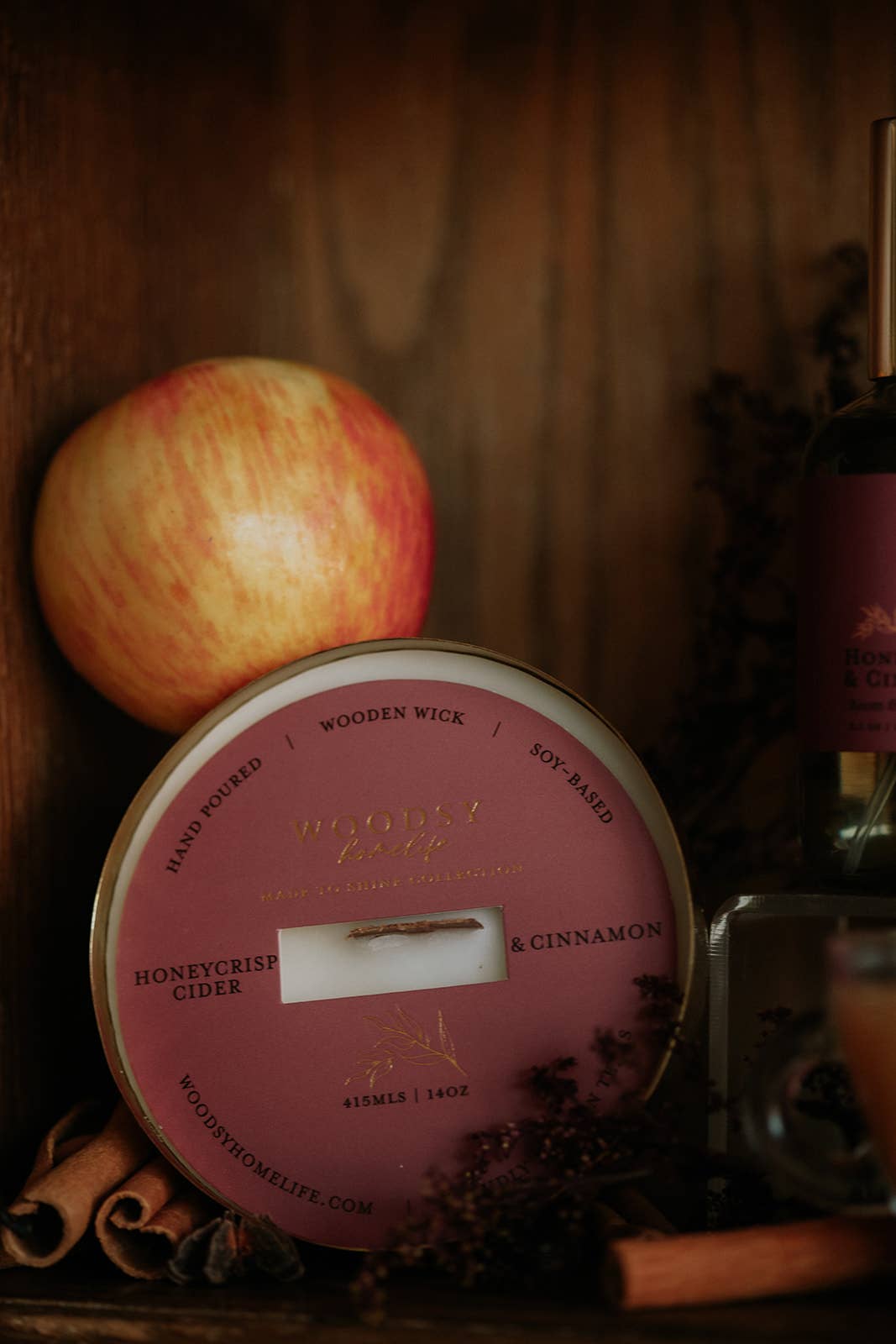 Woodsy Homelife – Vela em jarro/copo por atacado – Honeycrisp Cidra e Canela - Vela de Soja Pura 14oz em Latão Sólido2