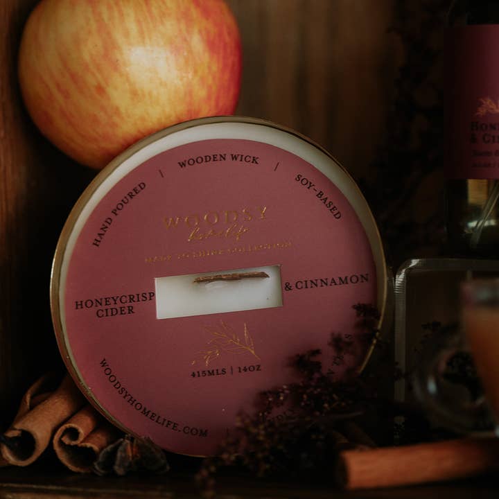 Woodsy Homelife – Vela em jarro/copo por atacado – Honeycrisp Cidra e Canela - Vela de Soja Pura 14oz em Latão Sólido2