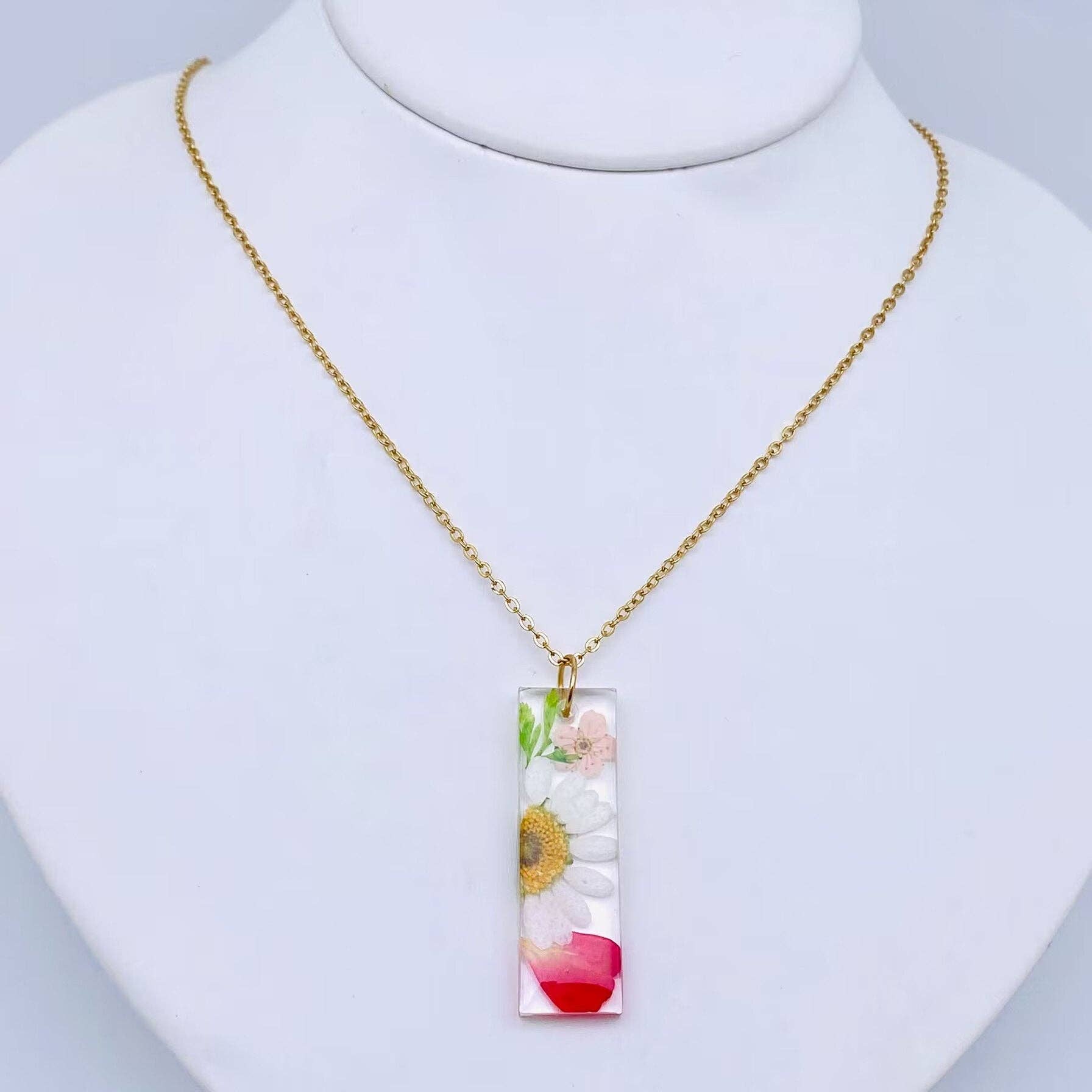 Mio Queena – wholesale Pendant/charm necklace – Daisy & Daffodil Dried Flowers Cuboid Pendant Necklace - PDF1