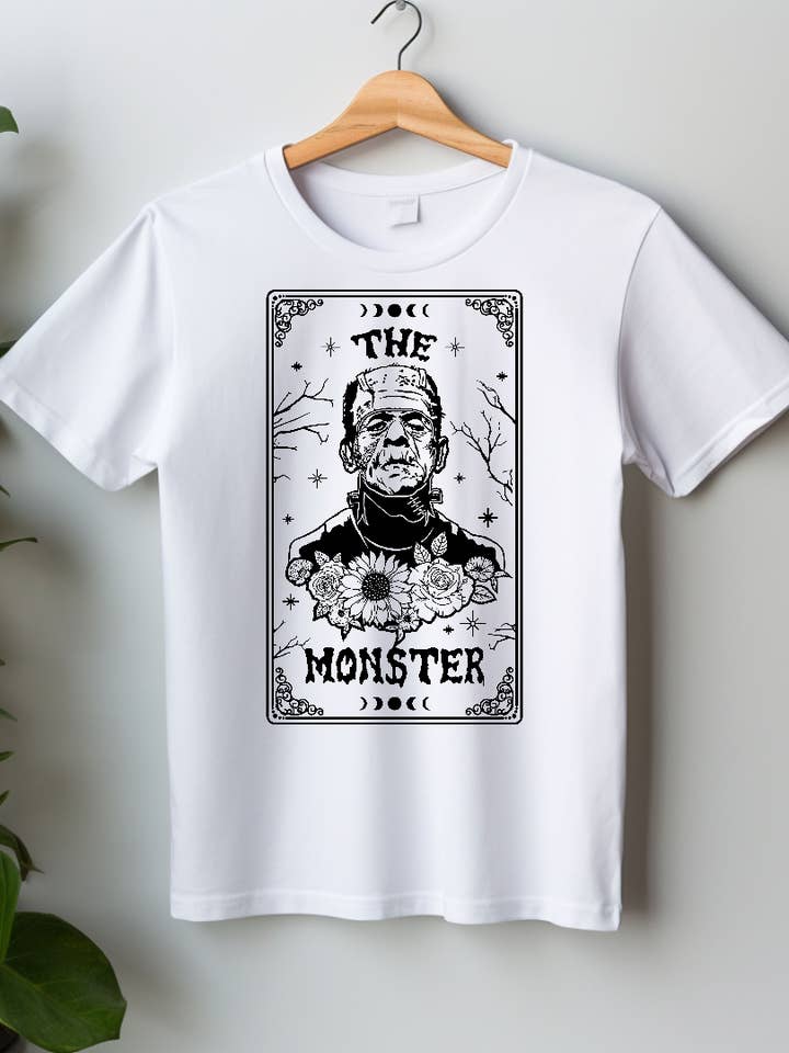 A t-shirt estampada com a carta de tarot O Monstro por atacado de Cute And Spook