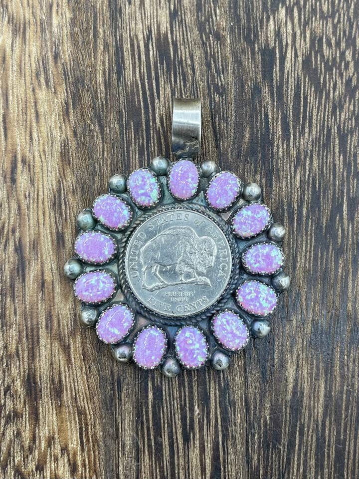 Navajo Håndlavet Sterling Sølv Pink Opal Klynge Buffalo Mønt Vedhæng Af Phil G for engroshandel hos Native City Jewelry