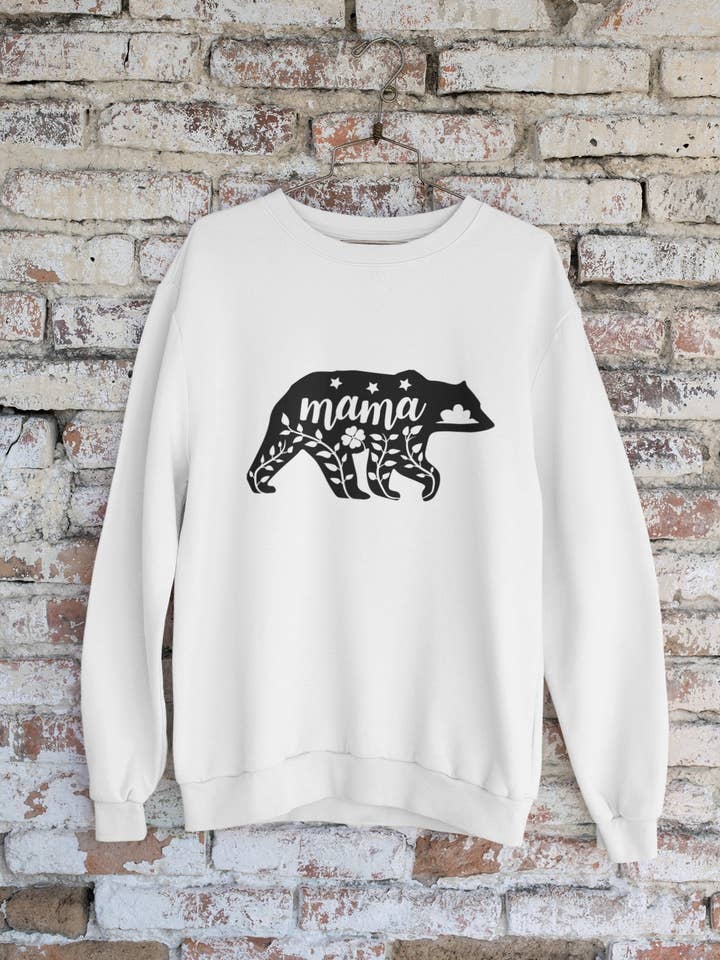 Mama Bear Sweater | Mama Crewneck | Mama Comfy Beklædningsgaver til hende | Populære tøj for engroshandel hos 3RVinylShop