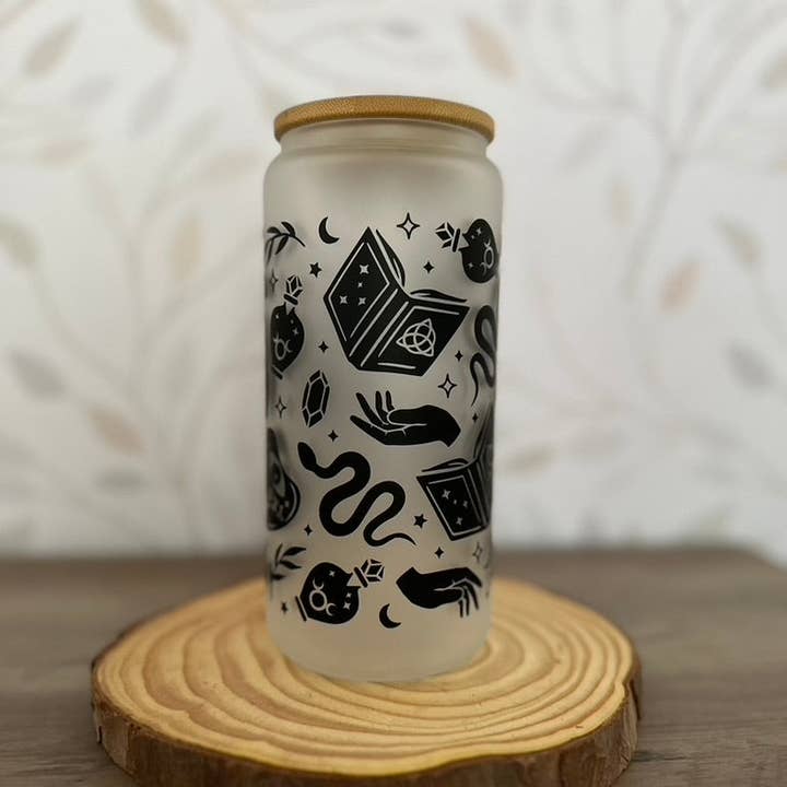 SKS Design Studio - Vendita all'ingrosso Bicchiere/tazza - Spellcraft | UVDTF | Bicchiere a forma di lattina da 20 oz Libbey con coperchio in bambù e cannuccia2