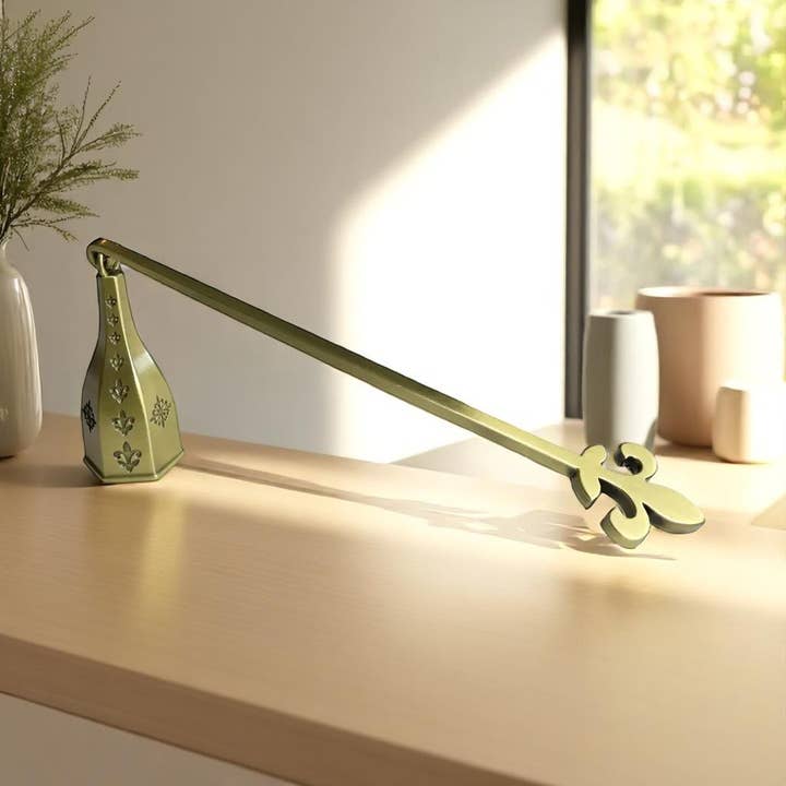 Wickman Products - Vente Éteignoir à bougie - Éteignoir Fleur de Lis avec finition laiton antique