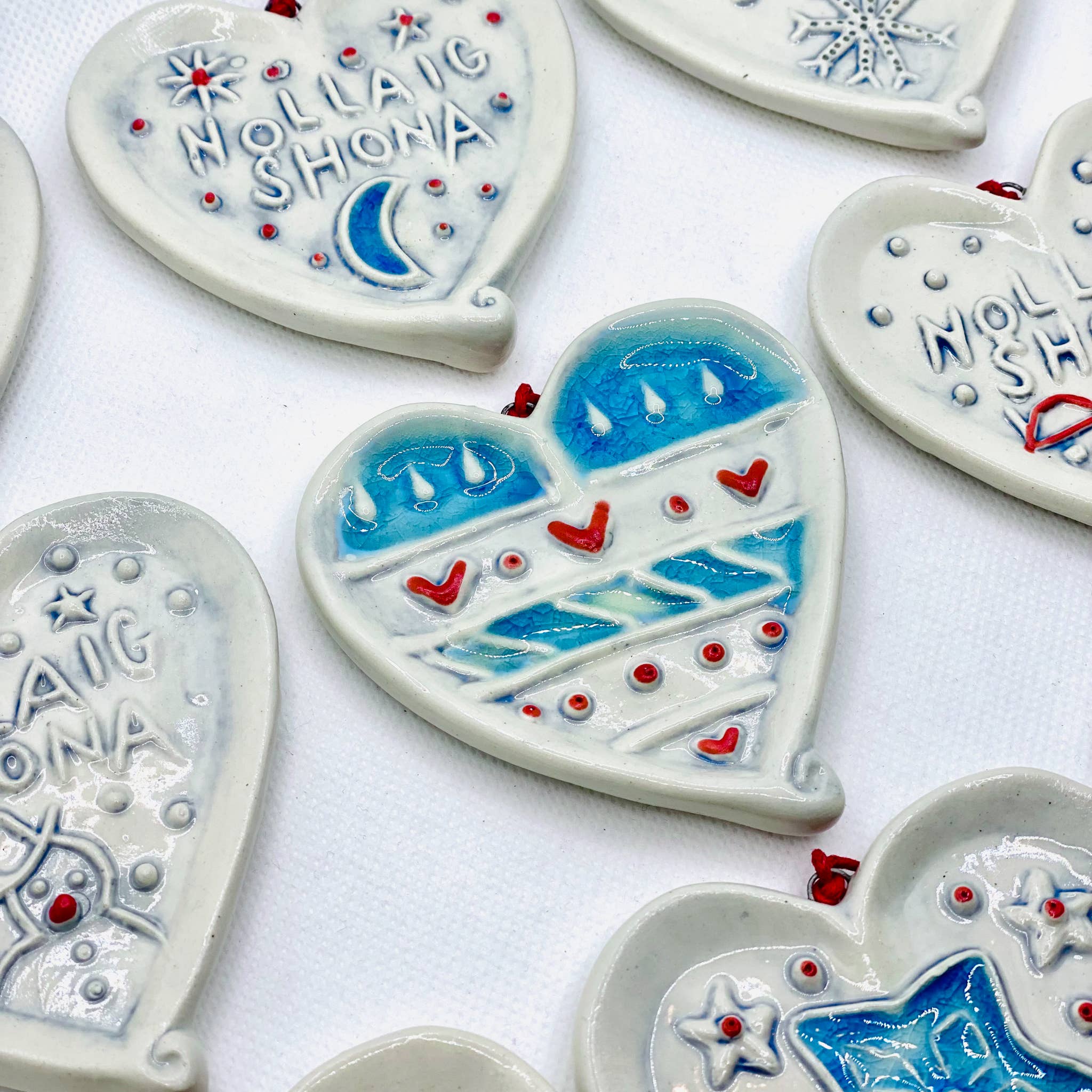 The Mood Designs Ceramics Limited - Vente Objets de décoration - Ornement céramique en forme de cœur « Nollaig Shona » fait main en Irlande2