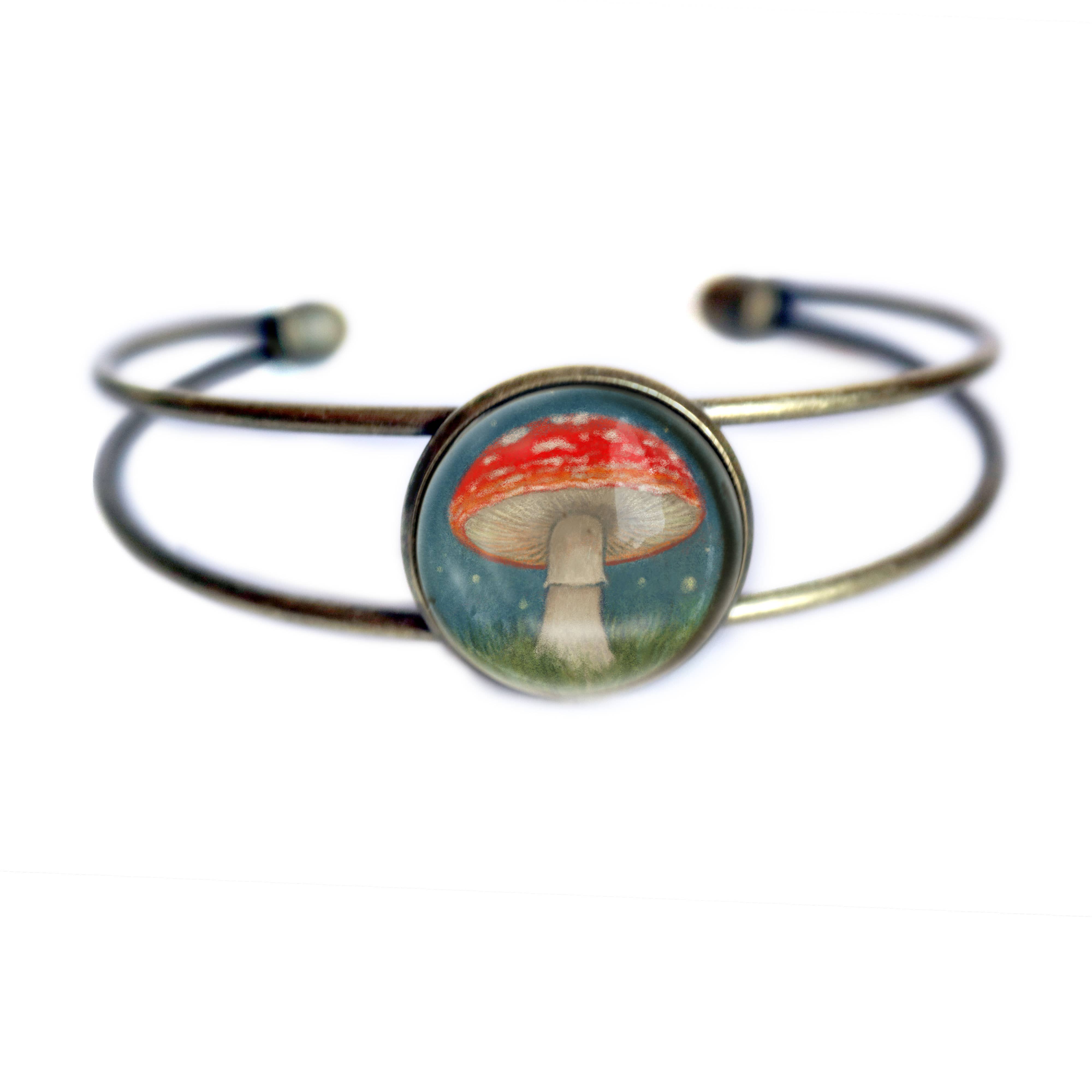 The Divine Iguana - Vendita all'ingrosso Bracciale a polsino - Bracciale rigido con cabochon in vetro e design di funghi Amanita ispirato al cottagecore1