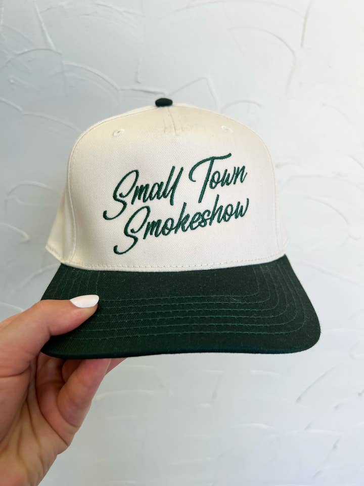 Gorra Small Town Smokeshow para venta al por mayor de Pierce + Pine