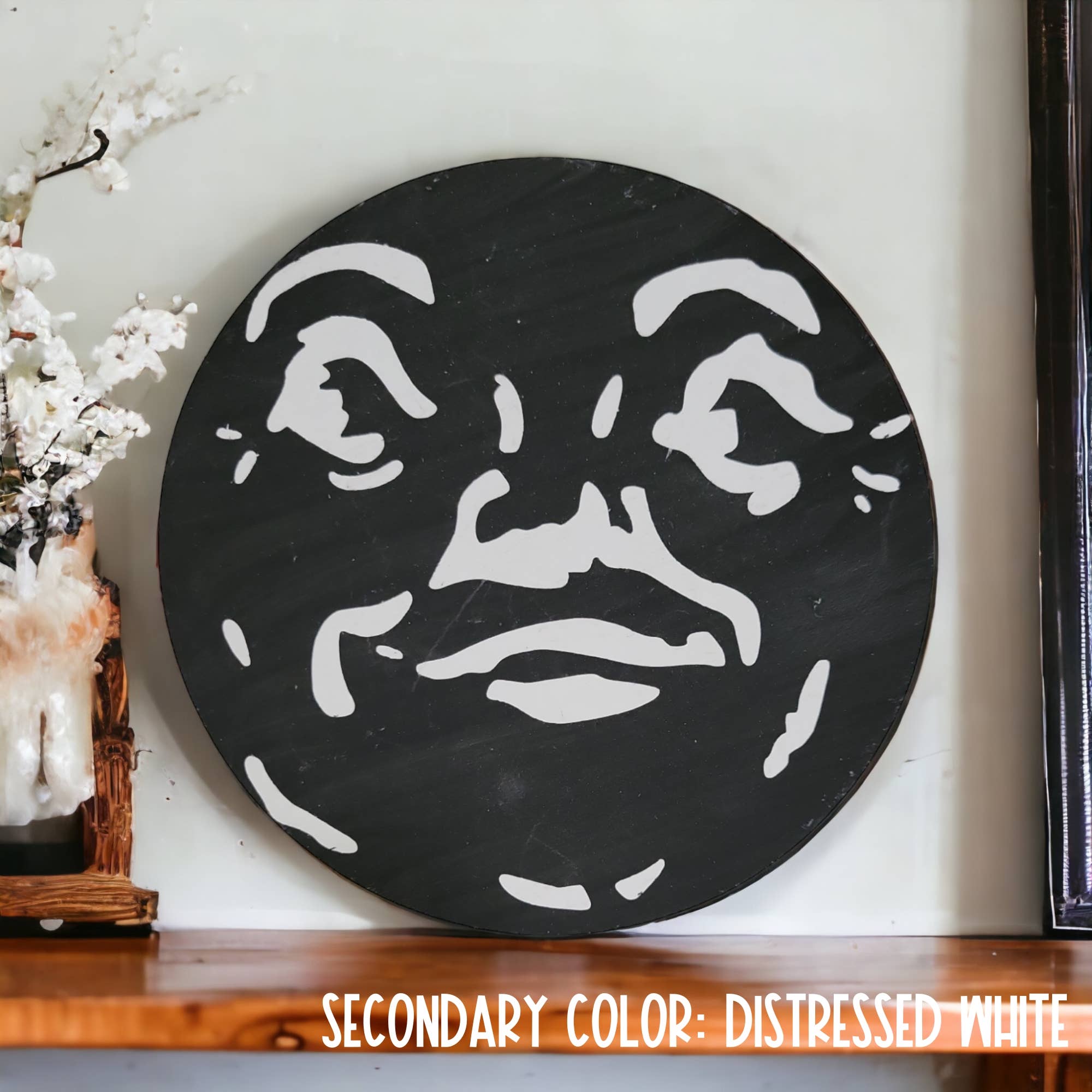 Riley Mae Studio - Venta al por mayor Letreros - Letrero redondo de madera de Halloween con el hombre en la luna, de inspiración vintage2