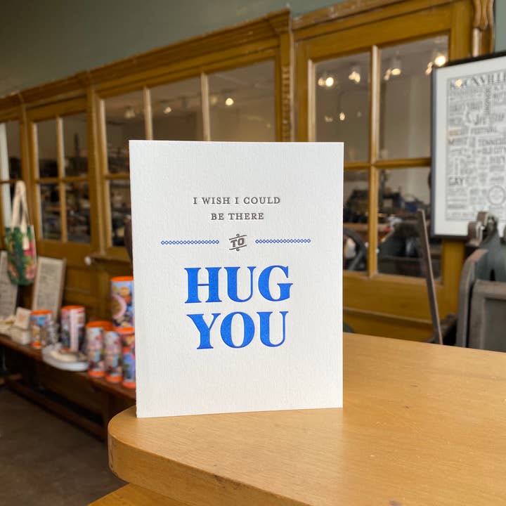 The Happy Envelope – Großhandel Liebeskarte – Hug You Letterpress-Karte