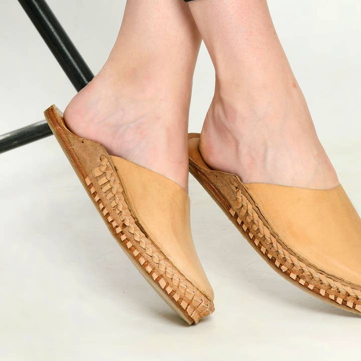 Sandale en cuir naturel Solid Mule nouée à la main pour femmes pour la vente par Raahi Global