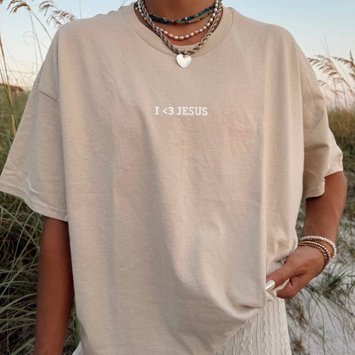 "I <3 JESUS" UNISEX BOMULDS T-shirt | SAND for engroshandel hos He Would Love First