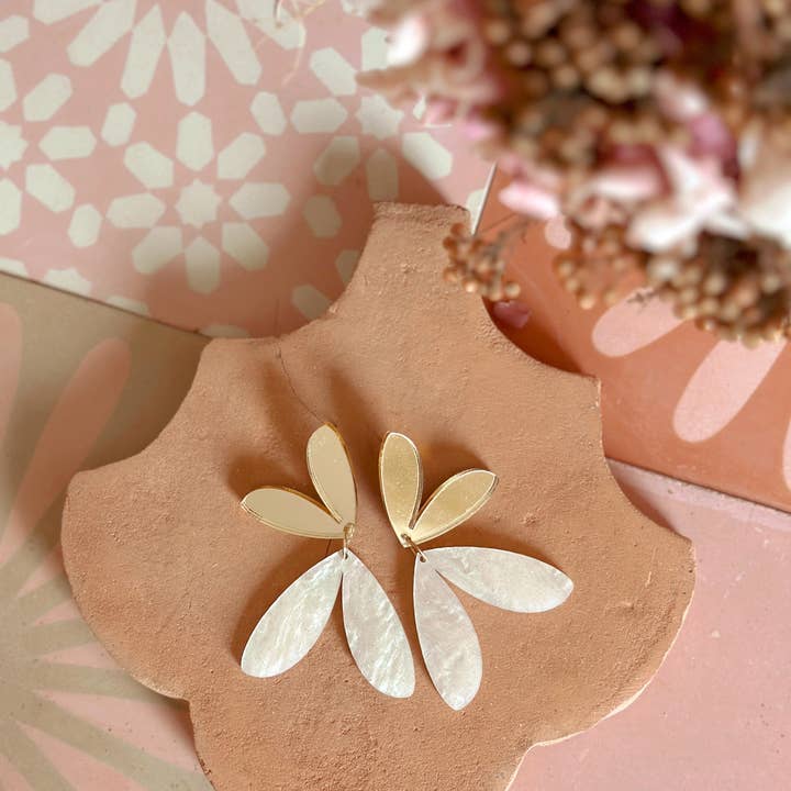 Foxie Collective – Brincos de argola por atacado – The Love Bug | Gold + Creme Glitter Swirl | WESALE1