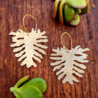 Philodendron-Ohrringe aus Messing für den Großhandel von K Elizabeth Jewelry
