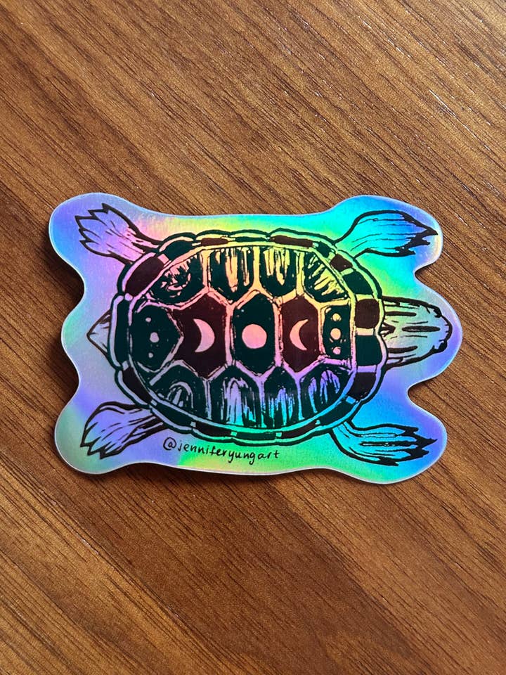 Autocollant Dessiné à la Main de Tortue Cosmique Holographique pour la vente par Jennifer Yung Art