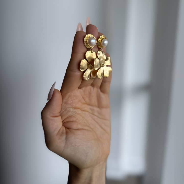 WILYMI Jewelry Co – Engroshandel Hængeøreringe og creoløreringe – Full Bloom Ferskvandsperle 8mm Øreringe | 24k Guldbelagt1