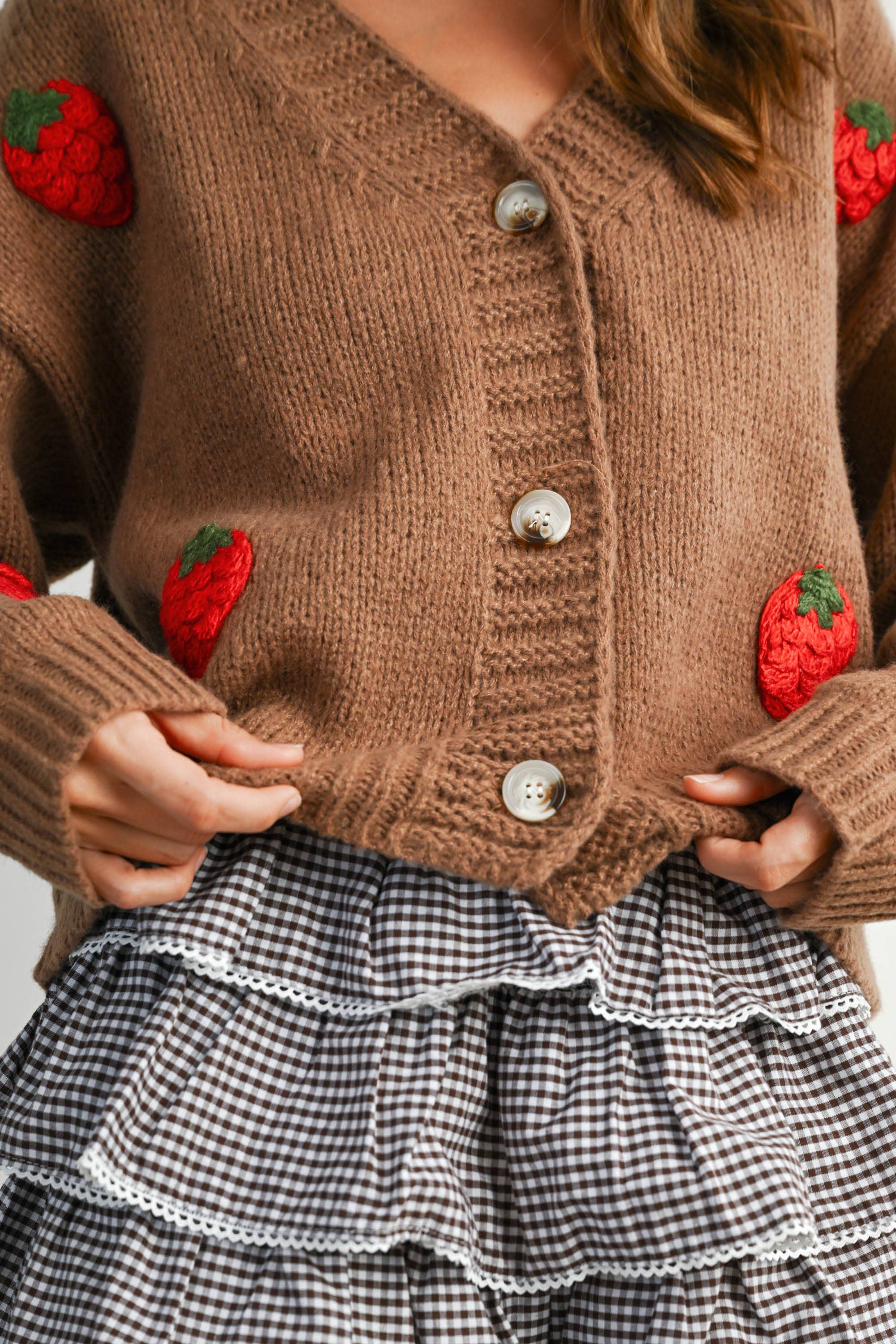 BUTTERMELON – Großhandel Strickjacke – Damen – Kurzer Cardigan mit Erdbeerstickerei - BMC76096