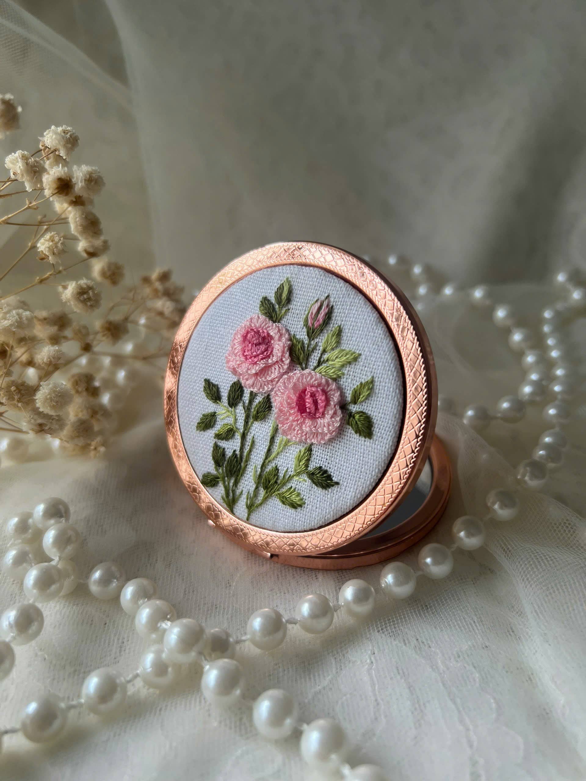 Maple Dream Store – Engroshandel Kompaktspejl – Lomme-spejl med vintage blomstermotiv, håndbroderet10