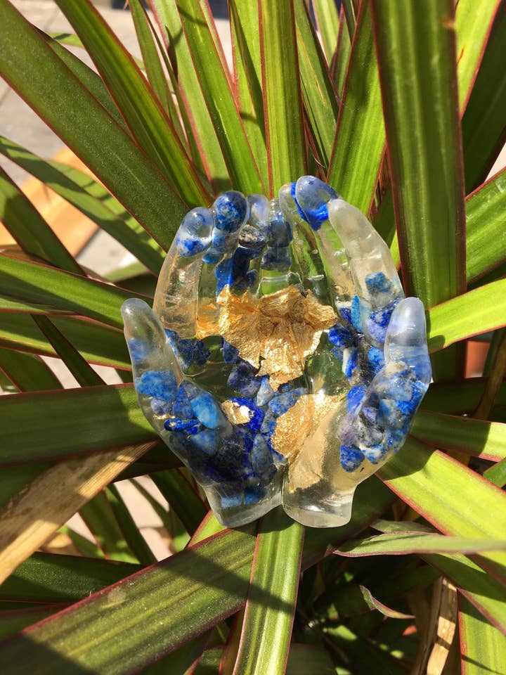 Chiusino e supporto per mani in resina lapislazzuli dorata per la vendita all'ingrosso da parte di Made By Rheal