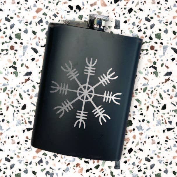 Three Witches Tea Shop - Vendita all'ingrosso Fiaschette - Fiaschetta incisa Viking Vegvisir in acciaio inossidabile da 8 once