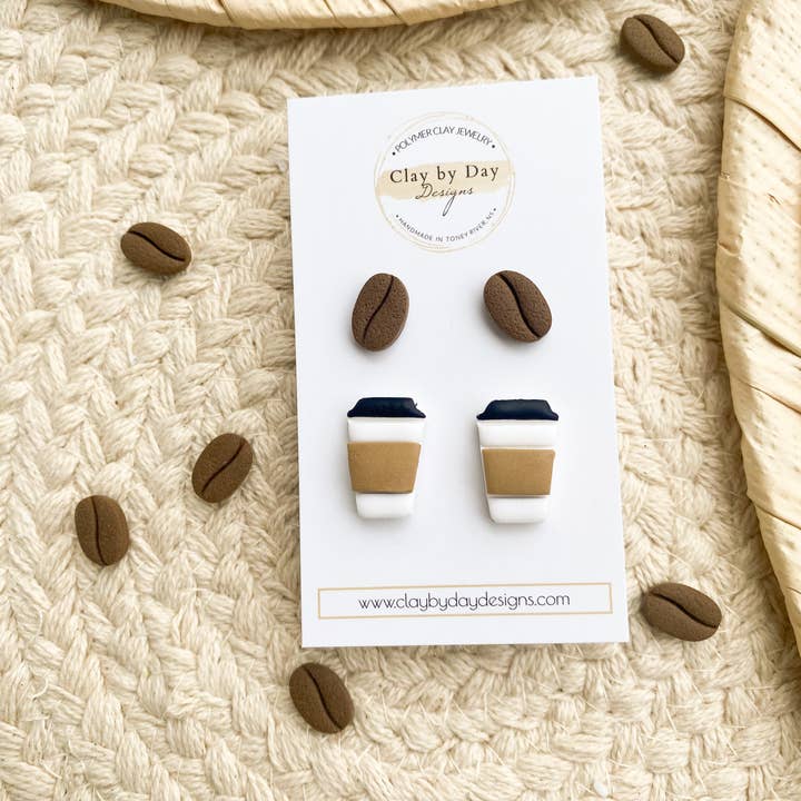 Clay by Day Designs - Vendita all'ingrosso Orecchini a bottone - Orecchini a perno in argilla polimerica a forma di tazza di caffè e chicco di caffè Merch