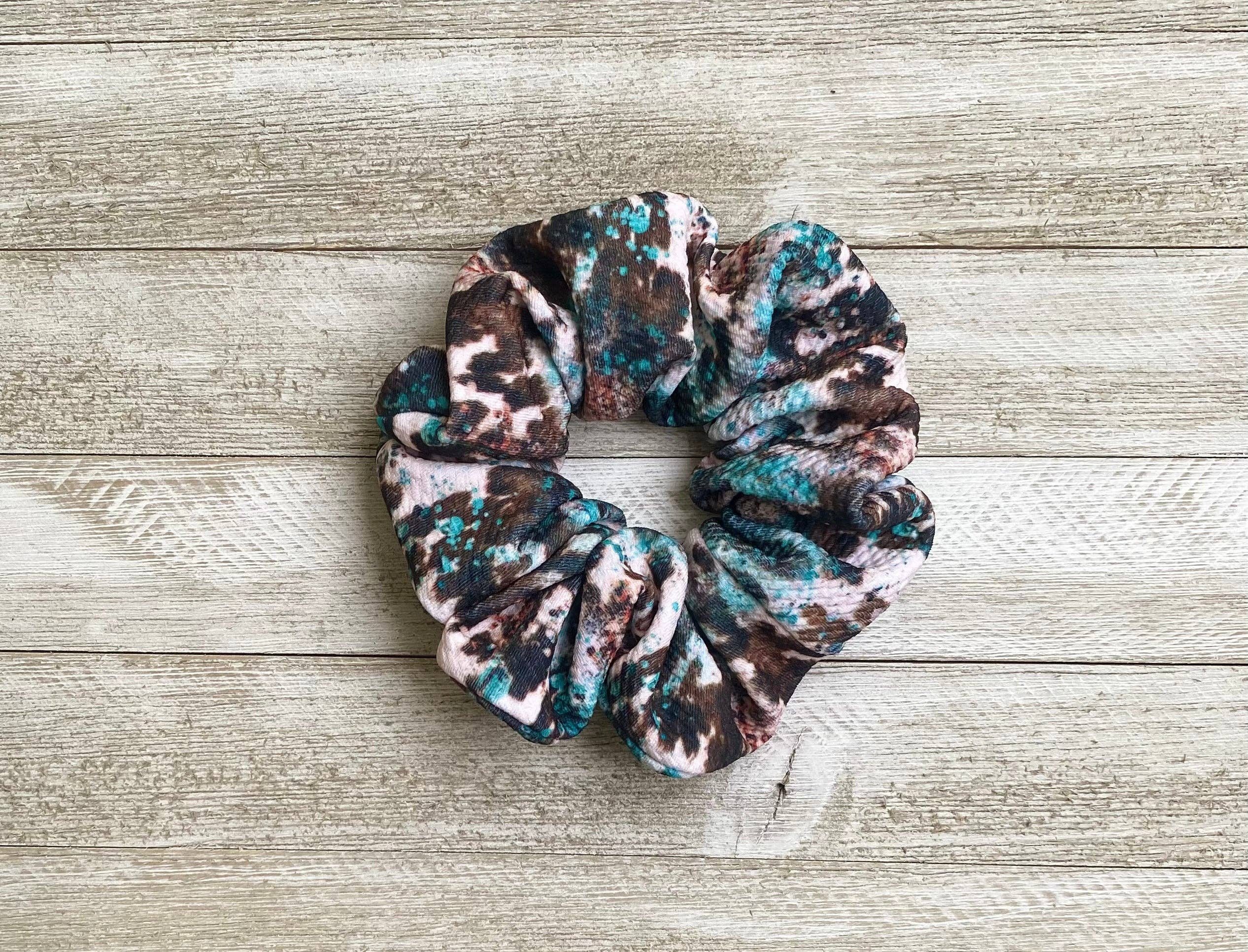 Valley Girl Co. - Vente Chouchou – femme - Grand chouchou bleu moucheté à motif de vache1