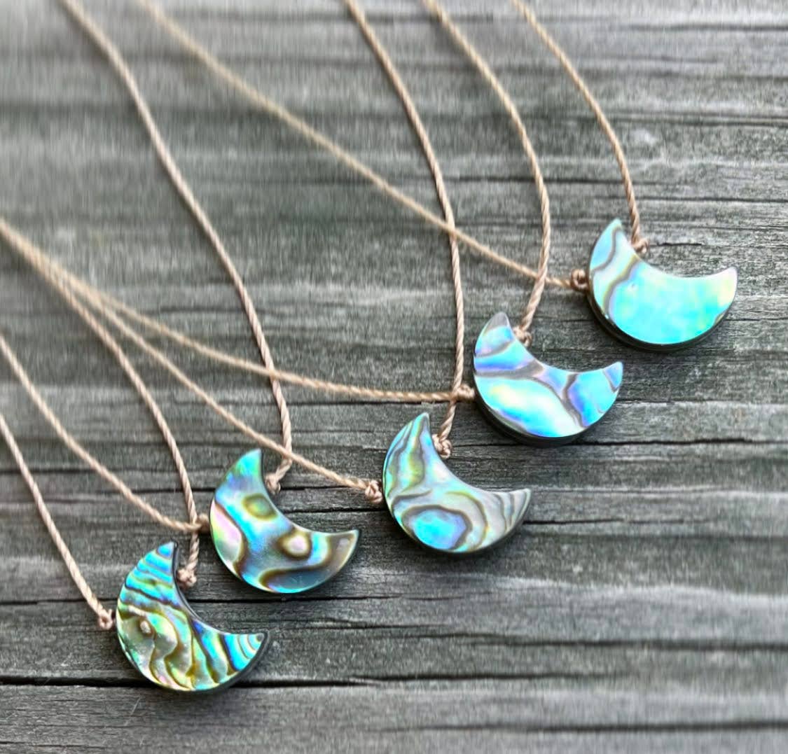 Merelani Designs – Colar pingente/pendente por atacado – Colar Abalone Crescent Moon Cord3