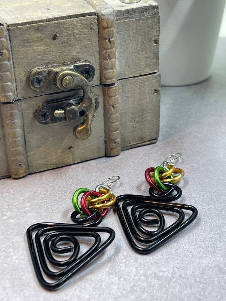 Triangolo nero con verde, rosso e oro per la vendita all'ingrosso da parte di Jewelry With Me