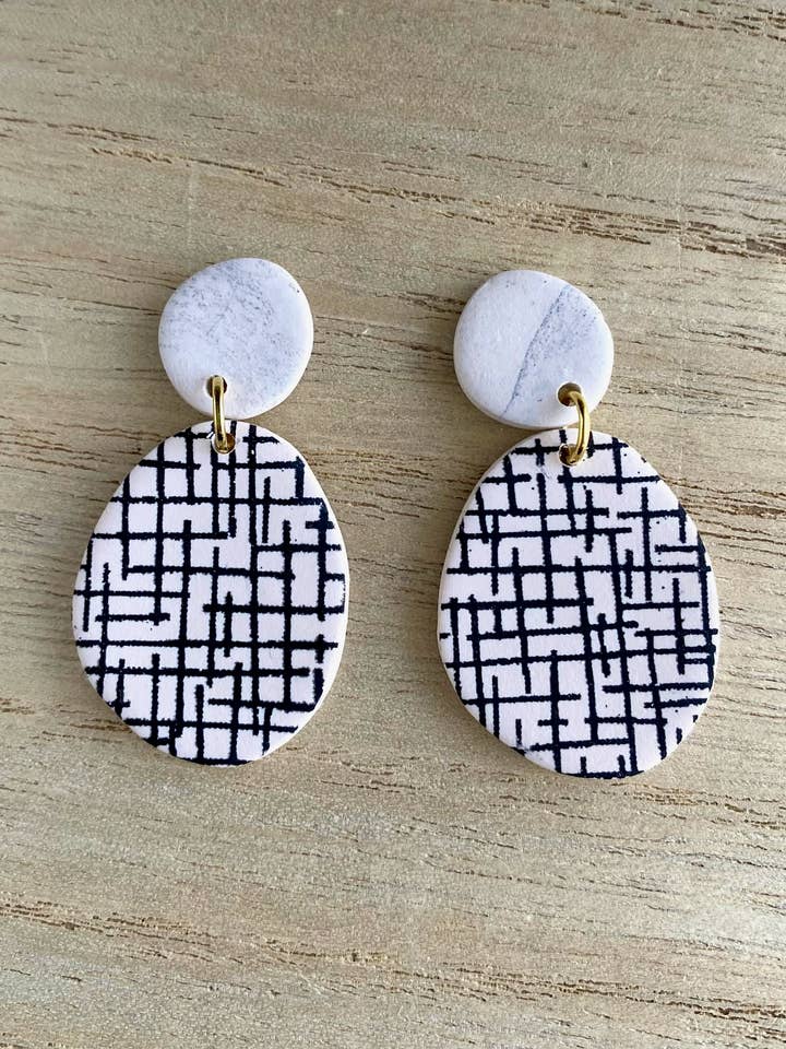 Neutrale ovale øreringe, polymerlerdingler for engroshandel hos Glitter and Glow Co