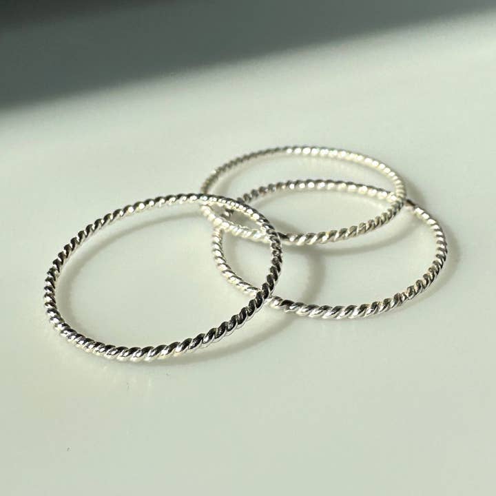 Sterlingsilver Stapelring-Twist för wholesale av Zaffera Studios
