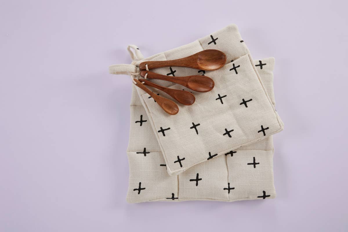 Rich Home Linens - Wholesale Oven Mitt/Pot Holder - Set Of 2 Pot holders & Acacia wooden measuring spoon set1