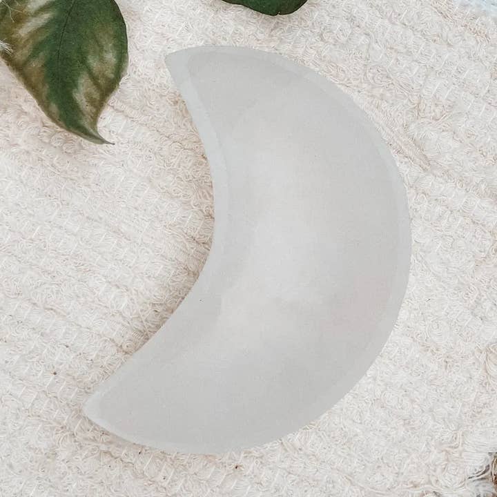 Plato de selenita con forma de media luna para venta al por mayor de Divine Balance Co.