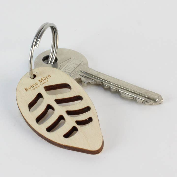 Birch wood keychain - Amonéa (made in France) for wholesale by Reine Mère