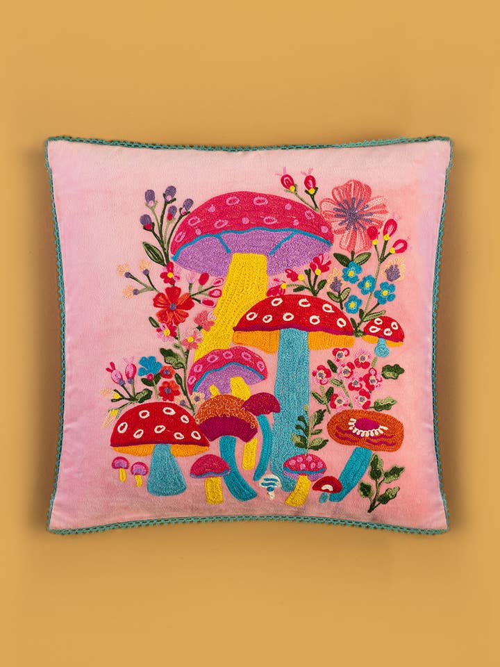Copricuscino con Funghi Ricamati Rosa per la vendita all'ingrosso da parte di Ian Snow Ltd