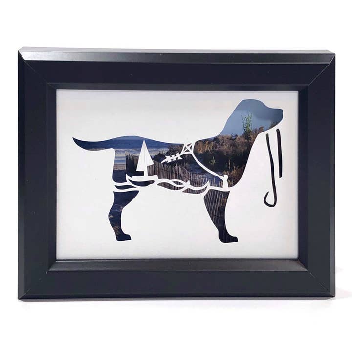 Art animalier en papier découpé à la main encadré - Beach Dog pour la vente par Squirrel Tacos Papercuts