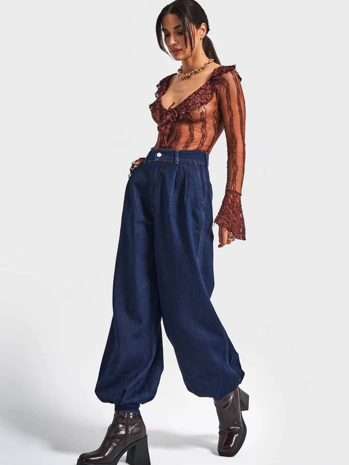 Damjeans med hög midja i indigo, vida ben och veck. för wholesale av DesignofBoho