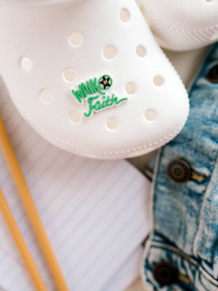Walk By Faith Shoe Charm I Christelijk cadeau voor wholesale door Dear Heart