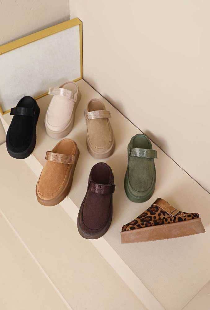 Joia Paris – wholesale Clogs – Women's – Fur-lined wedge clog with adjustable straps RU-1710