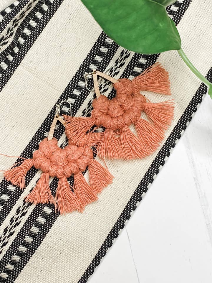 Boucles d'oreilles macramé pour la vente par Beauty Among Us