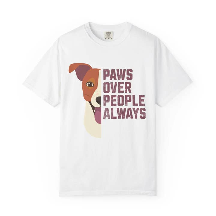 T-shirt pour amoureux des chiens "Les pattes avant les gens, toujours" pour la vente par MUSSSEE