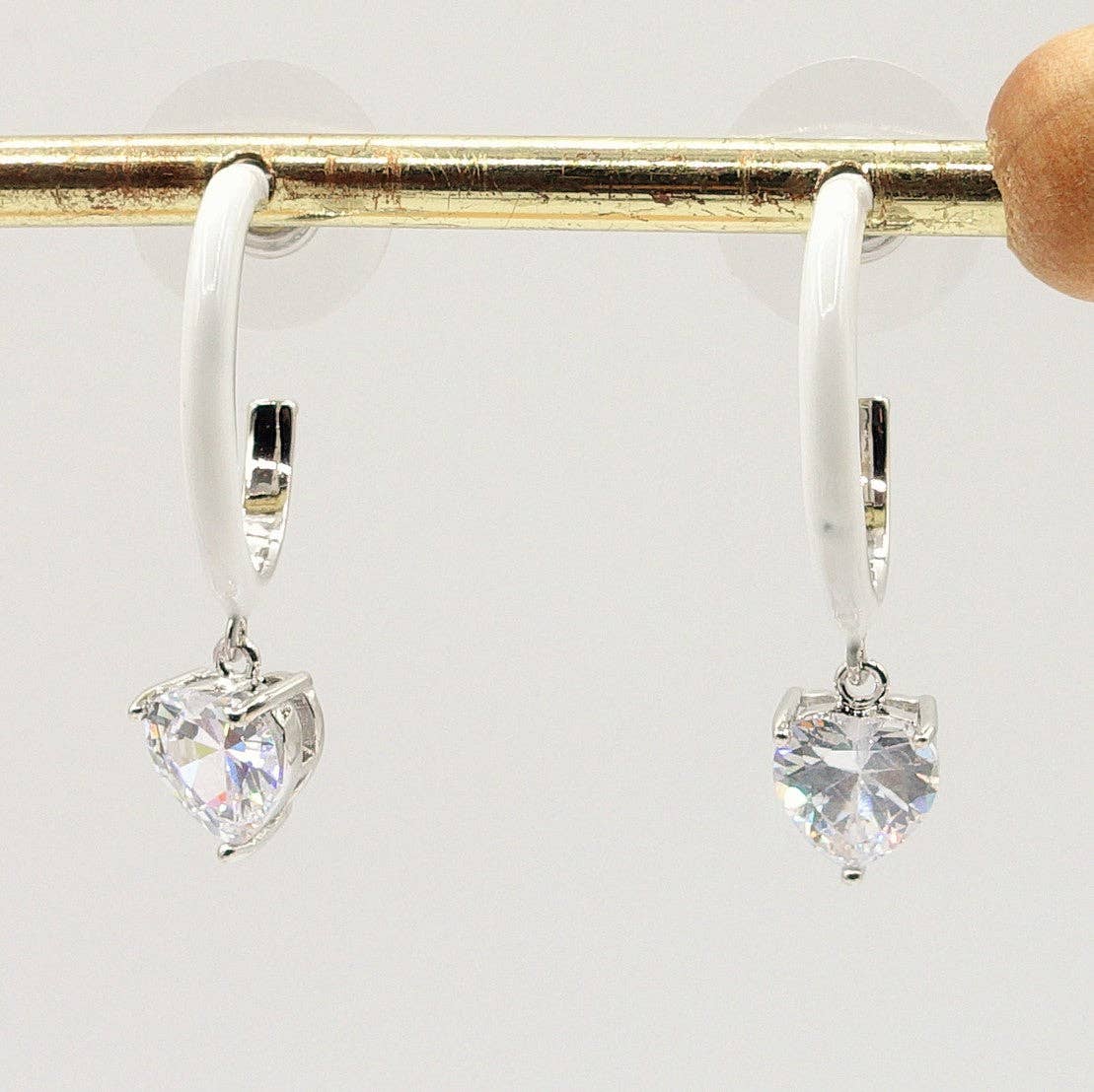 Daemon srls - Wholesale Hoop Earrings - CHERIE FLUO - HOOPS - PAIO orecchini a cerchio smaltati con cubic zirconia a forma di cuore1