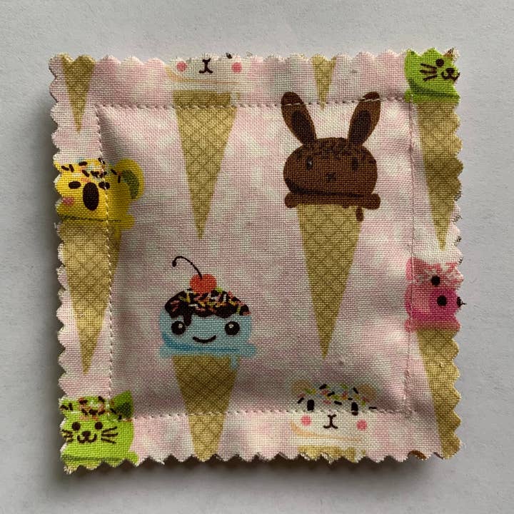Coussin à chat fait main Ice Cream Animals Farm Fresh pour la vente par A&E Craftspace
