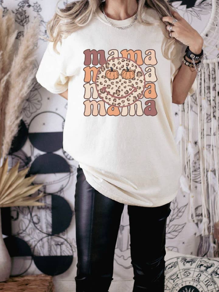 Mama T-shirt voor Halloween, T-shirt met grafische print van Mama voor wholesale door Downtown Threads