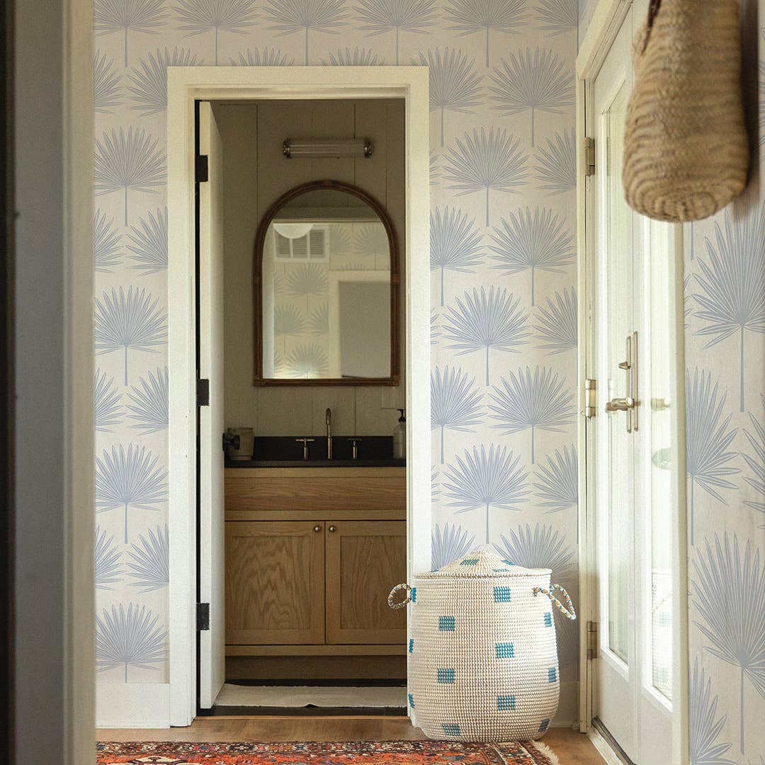 Blu Polvere e Bianco Sporco Carta da parati adesiva Palm Blue Stamped, 28 piedi quadrati in vendita all'ingrosso su Faire4