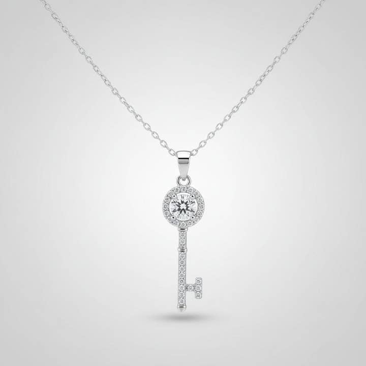 Colgante de Llave con Collar de Moissanita de 1/2 CT para venta al por mayor de Jaz Body Essentials