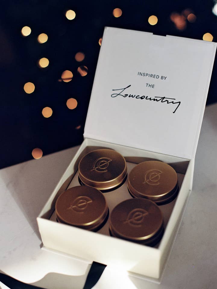 Confezione regalo Travel Tin (barattoli da viaggio venduti separatamente) per la vendita all'ingrosso da parte di Charleston Candle Co.